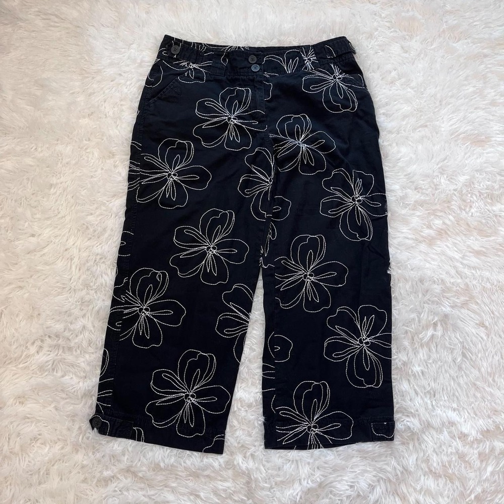 🍟Y2K Black & White Floral Embroidered Capri Cargo Pants Size 8 - Picture 2 of 8